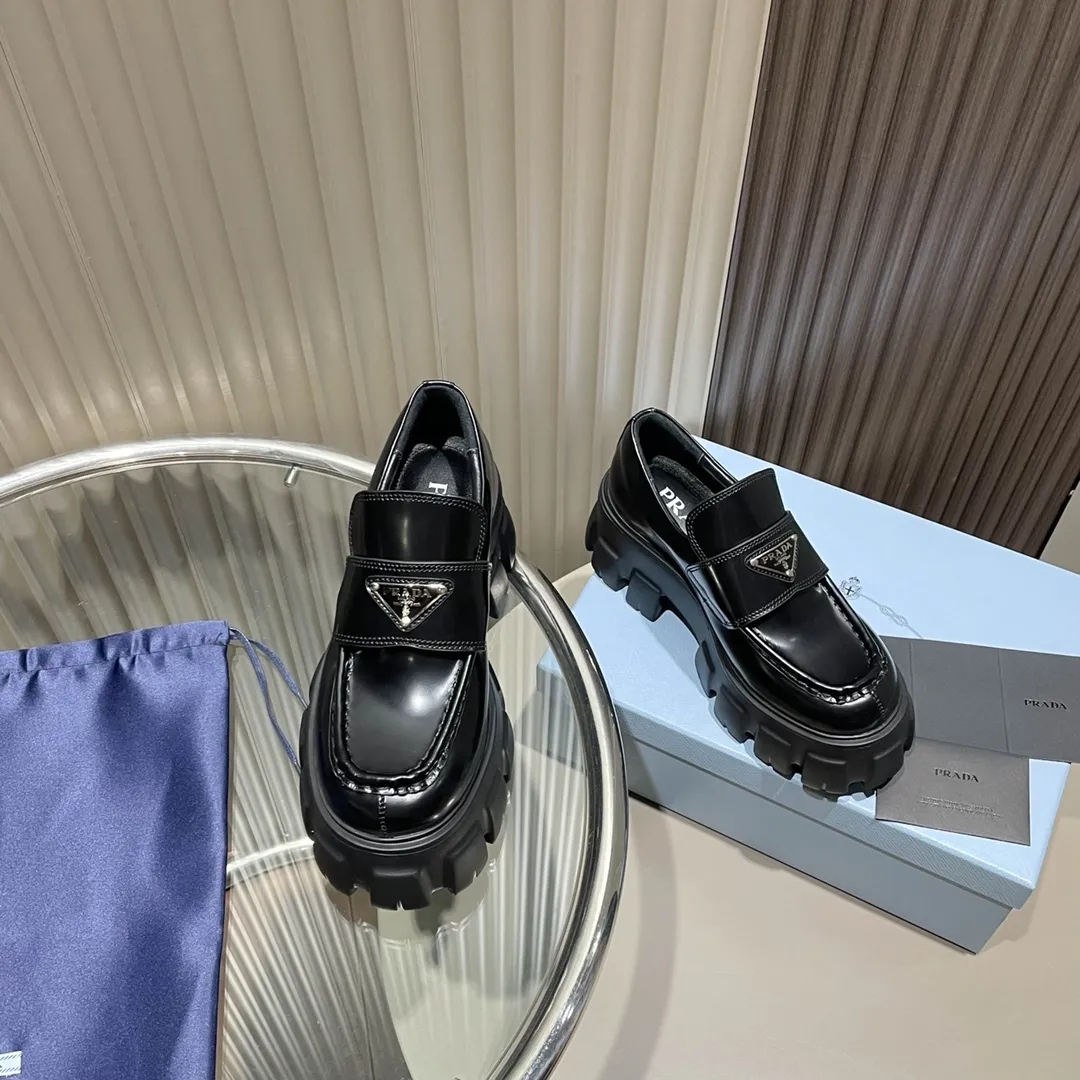 👟👟Ex-factory price 480👟👟 Women's shoe factory PRADA Prada 2021 classic catwalk new product Metal triangle logo style will never go out of style! 🔥 Full of futuristic sense, high-end and elegant appearance, quite stunning on the feet. Thick soles greatly improve the wearability. The new series is easier to wear than the previous one and has a high-end fashion sense! The original metal buckle and imported patent leather open-edge beaded cowhide can only be controlled by the most perfect craftsmanship! Upper: imported open edge beads/patent leather cowhide. Lining: Imported sheepskin. Feet: imported sheepskin. Original molded outsole, perfect last, please look for high-end quality Color: black open edge beads/white open edge beads Size: 35-40 Full set of packaging: certificate, card, pure cotton bag